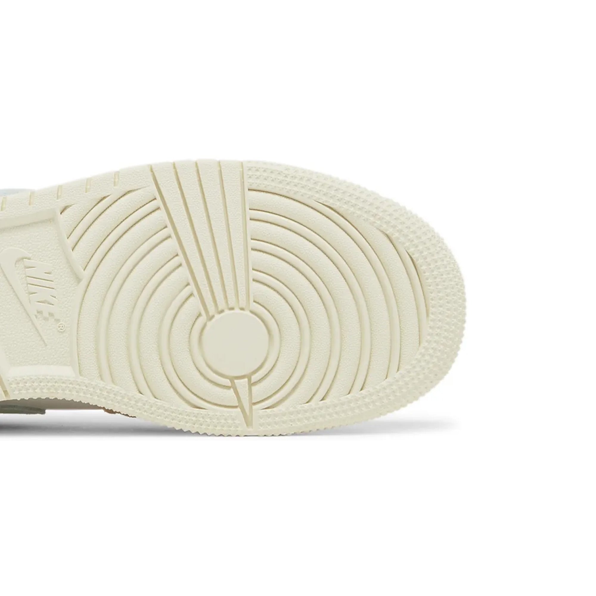 Air Jordan 1 Low SE 'Scalloped Edge Guava Ice' GS (2023)